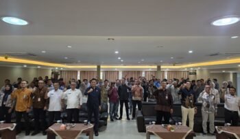 OJK Kepri bersama Nelayan di Natuna beberapa hari lalu. Foto:Istimewa
