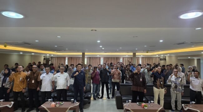 OJK Kepri bersama Nelayan di Natuna beberapa hari lalu. Foto:Istimewa