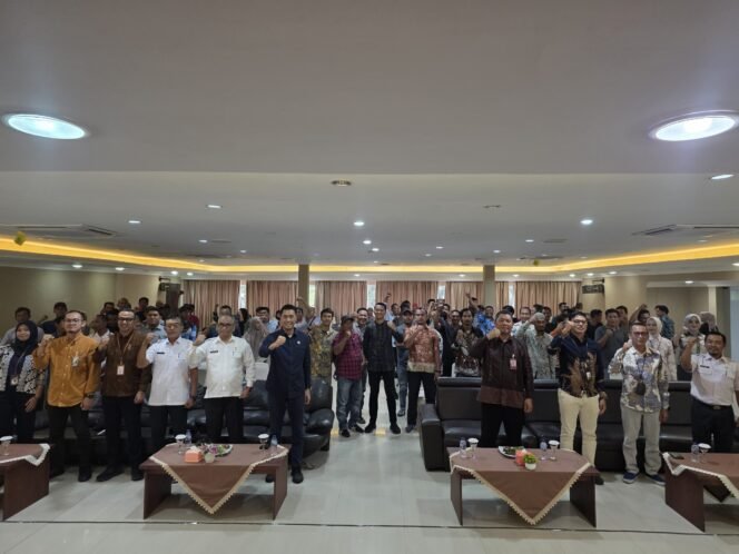
					OJK Kepri bersama Nelayan di Natuna beberapa hari lalu. Foto:Istimewa